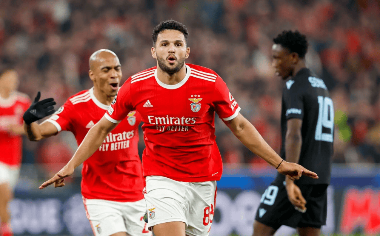 关于拜仁慕尼黑前锋突发伤情,扰乱球队备战计划的信息 关于拜仁慕尼黑前锋突发伤情,扰乱球队备战计划的信息