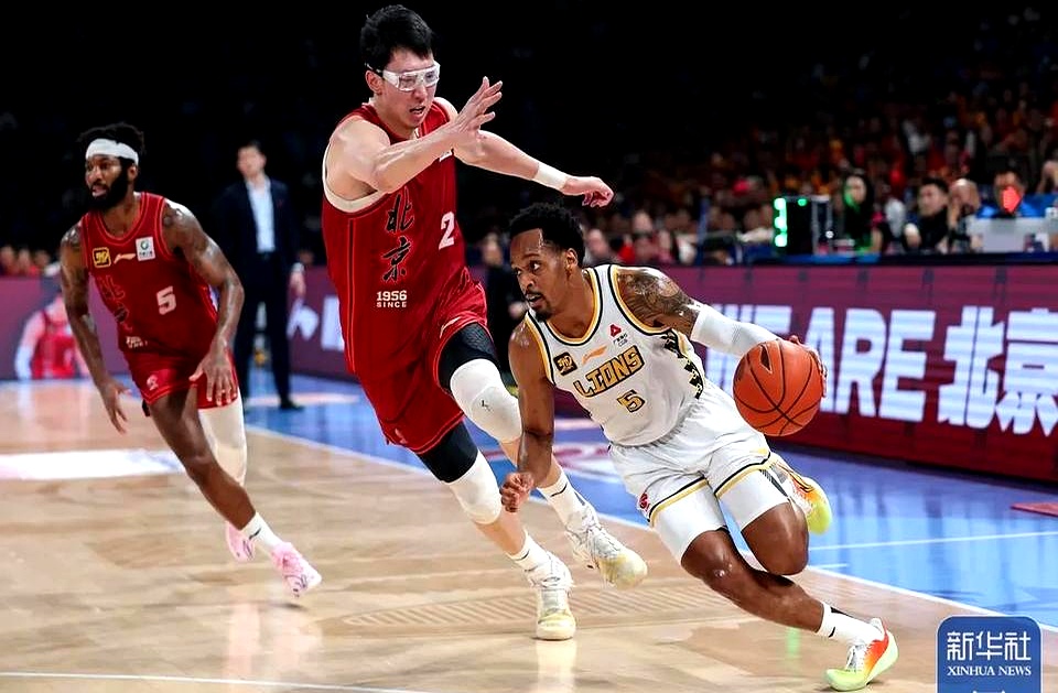 篮球明星拼尽全力争夺国际赛事冠军 篮球明星拼尽全力争夺国际赛事冠军