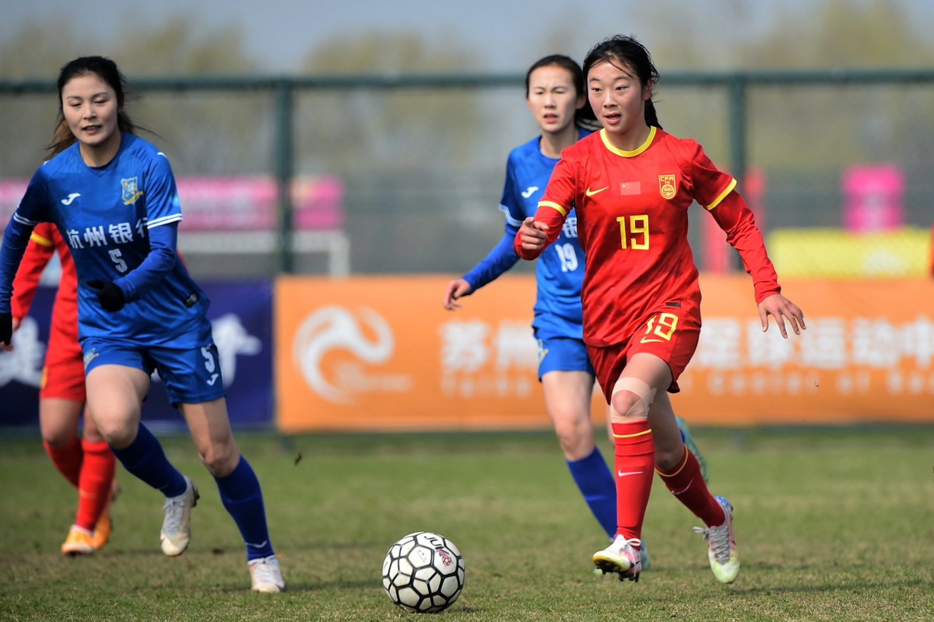 包含中国女足队员兢兢业业，力争在世界杯上有所作为的词条