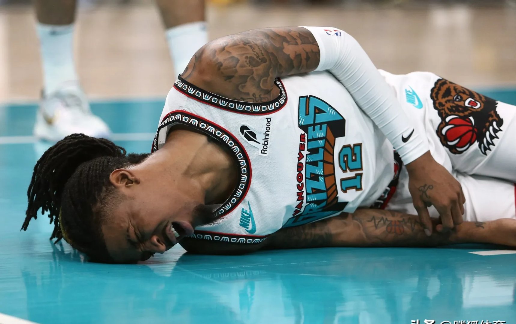 荷兰球星因伤告别球场,球迷纷纷致谢的简单介绍 荷兰球星因伤告别球场,球迷纷纷致谢的简单介绍