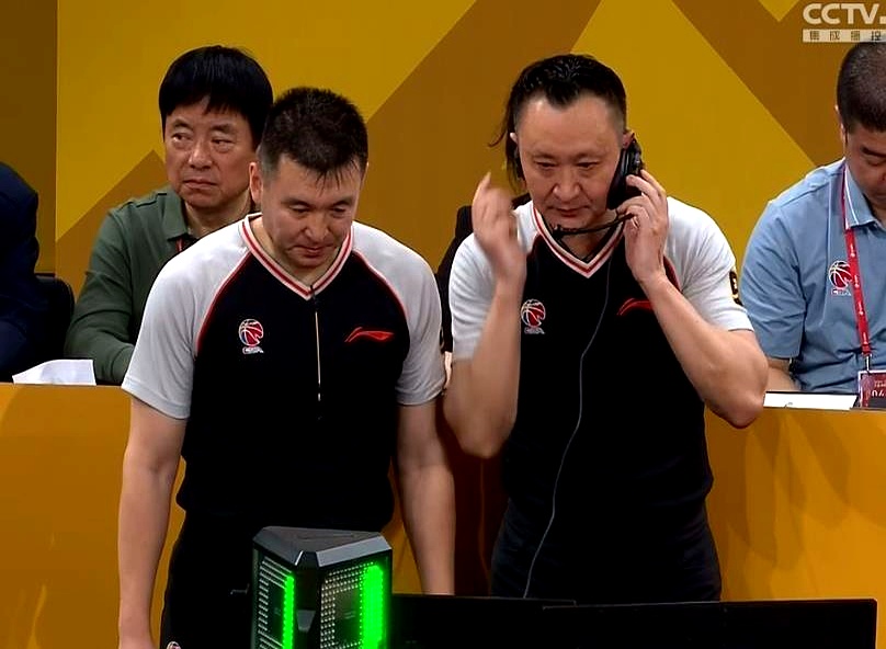 裁判判罚争议不断,影响比赛结局备受争议 裁判判罚争议不断,影响比赛结局备受争议