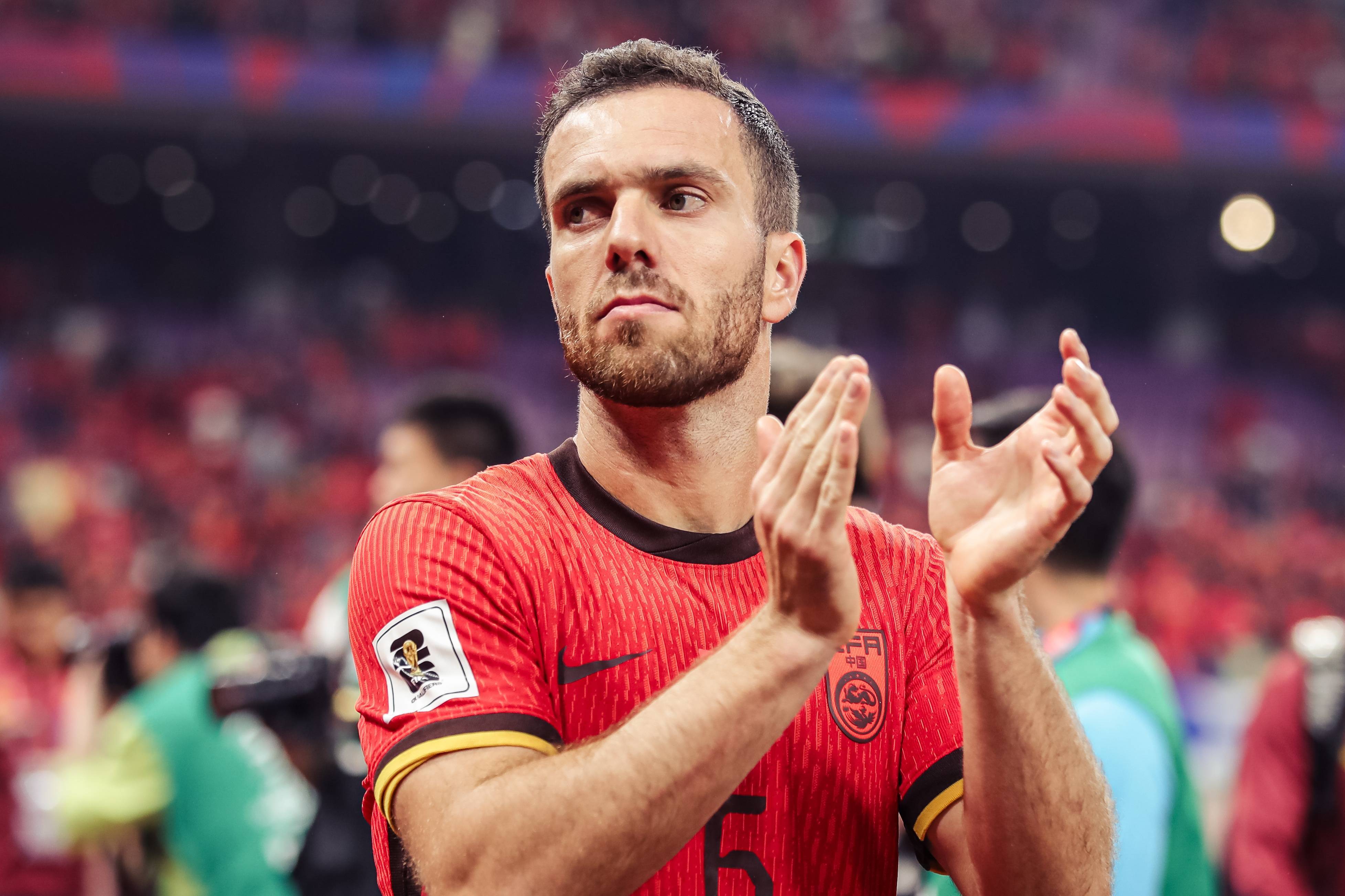 米兰体育官网-球员在赛场上拼搏争取胜利激发全场热情